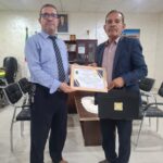 تكريم السيد المدير من طرف رئيس جمعية الخوارزمية للرياضيات