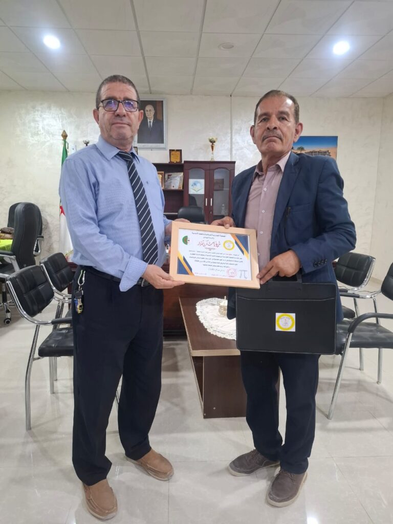 تكريم السيد المدير من طرف رئيس جمعية الخوارزمية للرياضيات
